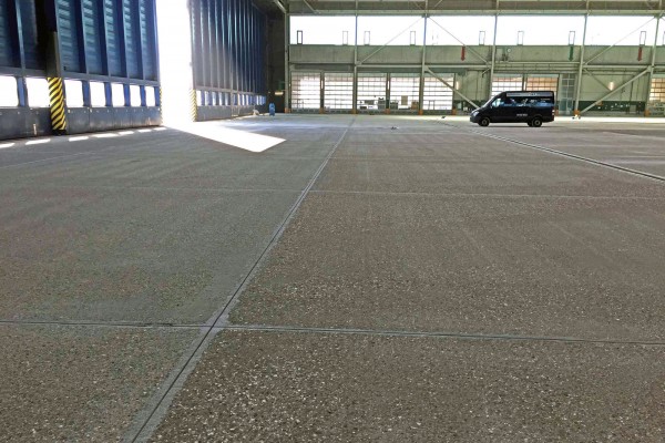 Beton fräsen Boden große Halle